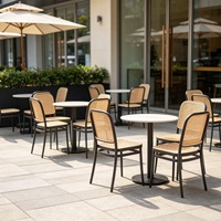 Les entrepreneurs en restauration privilégient la restauration rapide commerciale avec une table, quatre chaises et une combinaison bibliothèque-café.