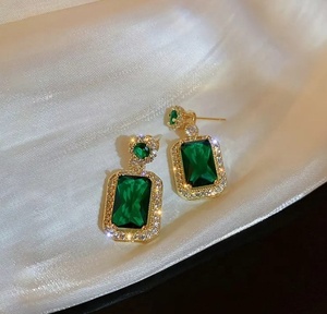 Pendientes de Moda con Circonitas Esmeralda Verde Deslumbrantes, Chapados en Oro, Aleación de Lujo, con Circonitas Esmeralda y Diamantes de Imitación, para Mujer - Product Image 4