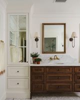 Meuble-lavabo de salle de bain en bois de style transitionnel avec un seul lavabo et portes Shaker pour projet hôtelier