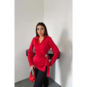 Chemisier en satin brodé pour femme avec détails boutons rouges, du XS au XL, coupe ample, idéal pour le bureau, collection automne - Product Image 4