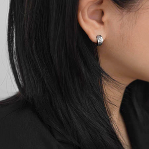 Orecchini a Cerchio Larghi Incisi Stile Vintage Antico per <span class=keywords><strong>Uomo</strong></span>, in Acciaio al Titanio, Trendy e Resistenti allo Sbiadimento, Gioielli per Orecchie che Simboleggiano Pura Gioia - Product Image 5