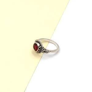 Bague de mariage artisanale pour femme, nouvelle arrivée, style bohème, sertie de grenat taillé 7 mm, plaqué argent 925, monture en sangle et sertie clos - Product Image 3