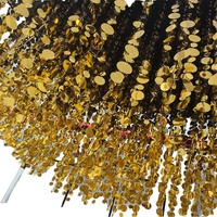 Décoration de plafond de salle de réception avec rideaux de perles circulaires brillantes personnalisées de luxe, pendentifs à sequins argentés et dorés