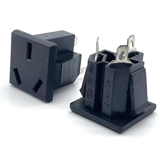 AC Power Socket with Three-Hole/Three-Core/Three-Pin 3 or 5 Outlets