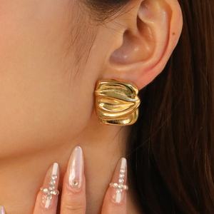 Modernos Pendientes de Aro con Textura de Cuerno de Vaca Chapados en Oro de 18K, Joyería en Espiral, Pendientes de Acero Inoxidable con Forma de Corazón Irregular Minimalista - Product Image 2