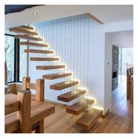 Escalier flottant moderne avec poutre dissimulée, marches en bois massif, balustrade en verre sans cadre pour villa et intérieur de maison