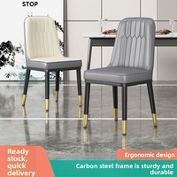 Chaise de salle à manger bicolore à dossier côtelé, intérieur crème, coque anthracite, coutures matelassées losanges, pieds à pointes dorées pour la maison et la cuisine