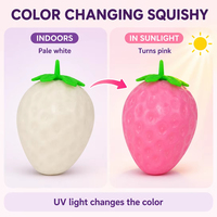 Jouet anti-stress souple en TPR, motif fraise, deux tailles, unisexe, changeant de couleur aux UV, pour cadeaux de fête, jeux de bureau et présentoirs de vente au détail