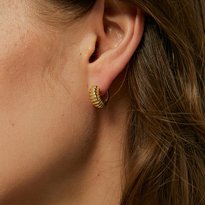 Modernos y Elegantes Pendientes de Aro Pequeños Unisex de Latón Chapado en Oro y Rodio con Diseño Geométrico de Croissant, Regalo Ideal - Product Image 1