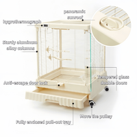 Une grande cage à oiseaux luxueuse en métal avec des roues transparentes et mobiles pour un transport facile, adaptée aux perroquets