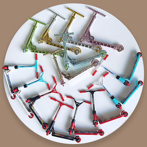 Scooter <span class=keywords><strong>de</strong></span> juguete <span class=keywords><strong>de</strong></span> plástico para niños, miniatura <span class=keywords><strong>de</strong></span> simulación a escala 1:5, <span class=keywords><strong>de</strong></span> gran venta, para equipo <span class=keywords><strong>de</strong></span> patinaje. - Product Image 1