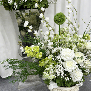 Arreglo Floral Artificial de Seda Blanca y Verde, Centro de Mesa Floral con Soporte para Decoración de Eventos, Bodas y Regreso a Clases - Product Image 3