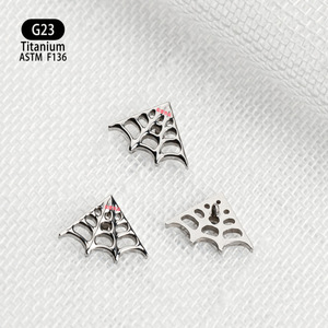 Piercing d'oreille en titane G23 ASTM F136 en forme de toile d'araignée, bijou de piercing géométrique - Product Image 3