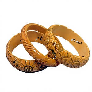 Ensemble de bracelets vintage faits main en résine sculptée de motifs floraux, bijoux ronds imposants, objets d'art et d'artisanat de collection, pour femme, pour fêtes et anniversaires - Product Image 1