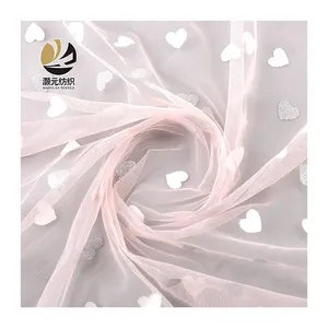 Design elegante design de fantasia branco e prata, coração impresso rosa de malha de tule tecido em rolo