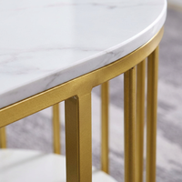 Table basse ovale élégante en marbre blanc avec base en grille verticale dorée et rangement pour suite de bureau de luxe
