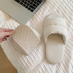 Produit Tendance 2026 – Chaussons d'intérieur personnalisés en duvet rayé pour femmes et hommes – Vente en gros – Chaussures chaudes d'automne et d'hiver - Product Image 4