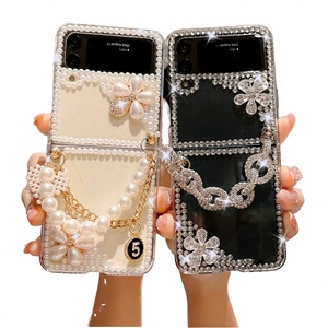 เคสโทรศัพท์พับได้สุดหรู ดีไซน์ดอกไม้ประดับมุก พร้อมสายคล้องโซ่ สำหรับรุ่น iPhone Flip - Product Image 2