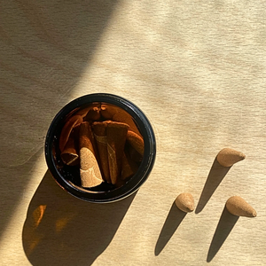 Cono de incienso aromático de sándalo orgánico para sala de meditación, frescura o adoración, regalo para madera de agar Abarbatti - Product Image 2