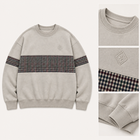 Sweat-shirt à col rond personnalisé en tissu écossais beige avec détail brodé sur la poitrine pour homme