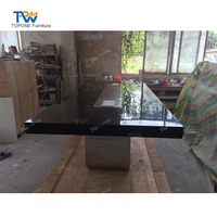 Table de réunion modulaire moderne noire à 12 places avec plateau en surface solide et base en acier inoxydable, mobilier de bureau