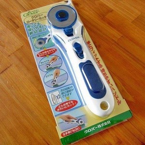 เครื่องตัดผ้าแบบโรตารี่ Clover ใบมีด 45 มม. อุปกรณ์เย็บผ้าที่ทนทานสำหรับการตัดผ้าควิลท์ - Product Image 1
