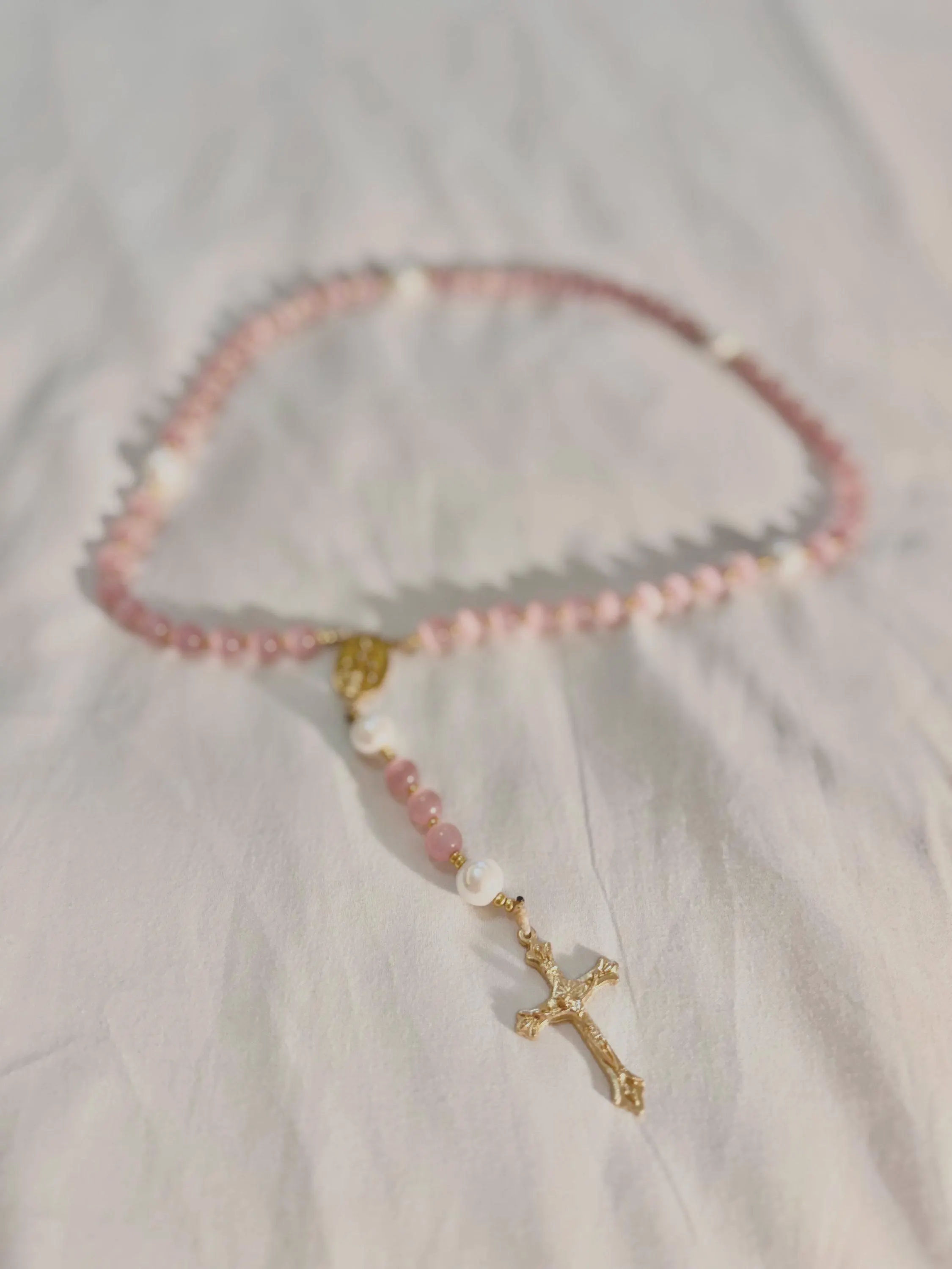 oeil de chat rose avec imitation perle