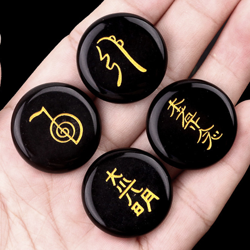 Un ensemble de quatre pièces en obsidienne