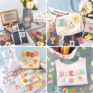 Toalha personalizada Bordado 26 Letras Alfabeto <span class=keywords><strong>Patch</strong></span> Pequena Fronteira De Ouro Costurar Ferro Em Chenille Glitters Carta Patches Para Vestuário - Product Image 5
