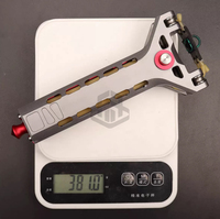 Slingshot de précision léger en aluminium usiné CNC avec bouton rouge et fixation de chargeur pour le tir sur cible