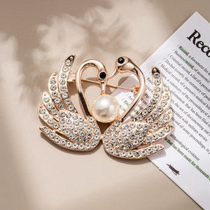 Broche feminino seda cachecol fivela liga corsage capaz temperamento versátil pérola strass broche para mochilas sacos jaquetas - Product Image 1