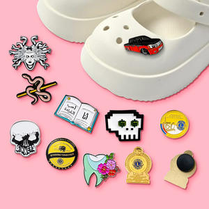 Pin Decorativo de Metal Personalizado con Logotipo de Moda, Adorno de Zapatos con Diseño de Anime - Product Image 4