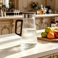Carafe à eau froide en verre borosilicate avec poignée en bois, filtre et couvercle en acier inoxydable, résistante à l'eau bouillante pour le thé et les jus