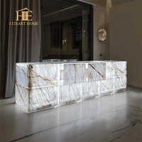 Table de bar moderne en aluminium avec design d'avion Mobilier de club couleur argent avec bureau style avion