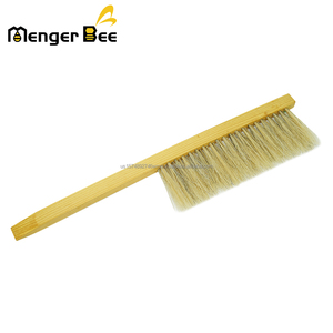 Brosse de balayage d'abeille professionnelle conviviale Dissolvant de piqûres Équipement d'abeille prêle à 2 rangées et manche en bois - Product Image 4