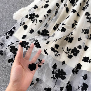 Оптовая продажа: Новинка 2026 года – весенний женский комплект в французском стиле: короткий костюм на двойных пуговицах и элегантное платье-комбинация из флокированной сетки. - Product Image 3