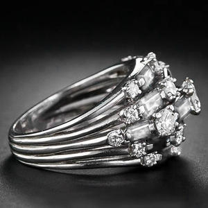 Anillo de diamantes de platino con piedras laterales de zafiro, corte brillante redondo, color D natural, joyería de boda para mujer F1540 - Product Image 4