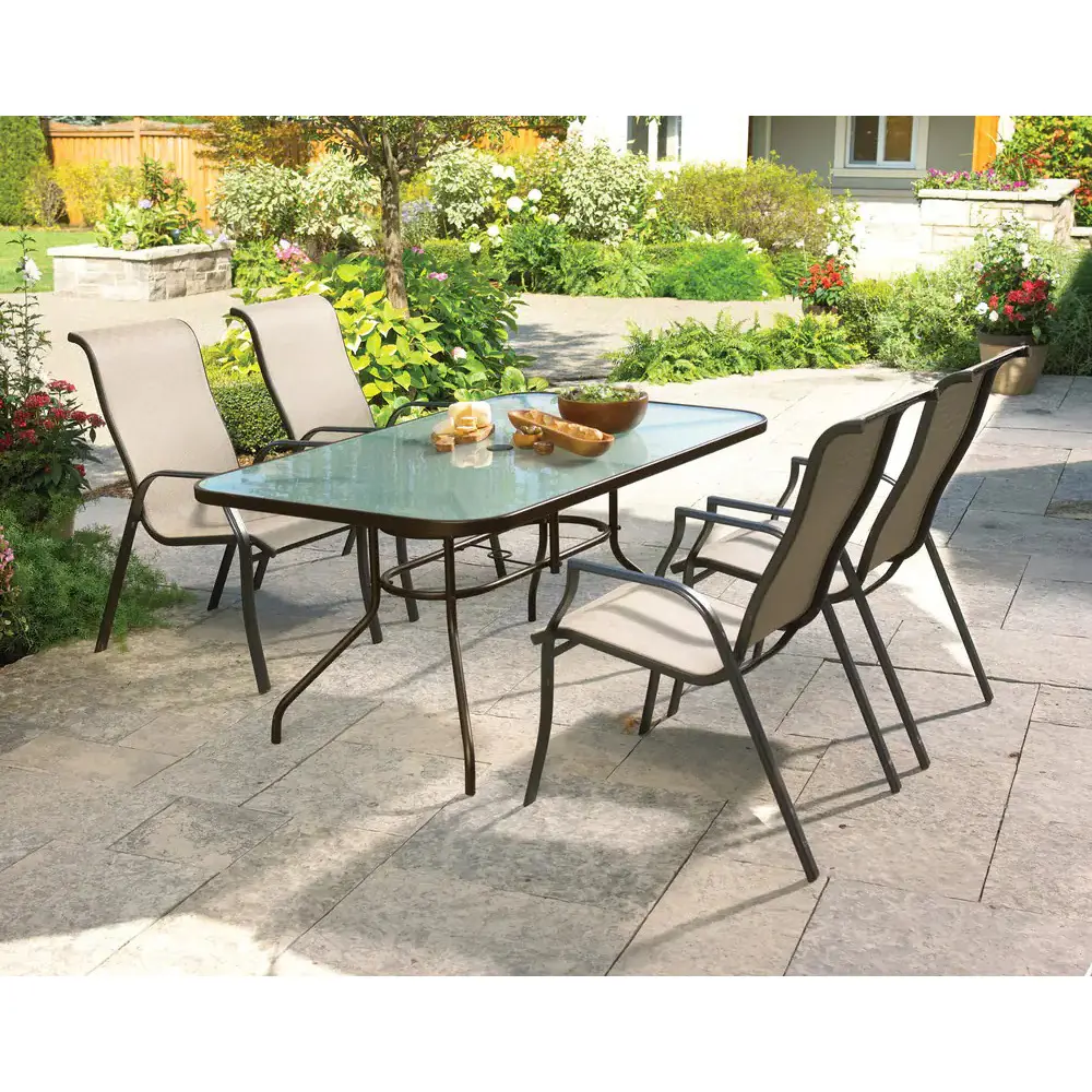 Marrone con un modello di mobili da pranzo da giardino impilati con tavolo in vetro sedie da esterno impilabili all'ingrosso