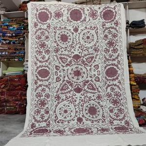 Cubrecama Indio Tradicional Kantha Bohemio Bordado a Mano de Algodón Transpirable No Tejido con Diseño Floral de Peso Medio - Product Image 1