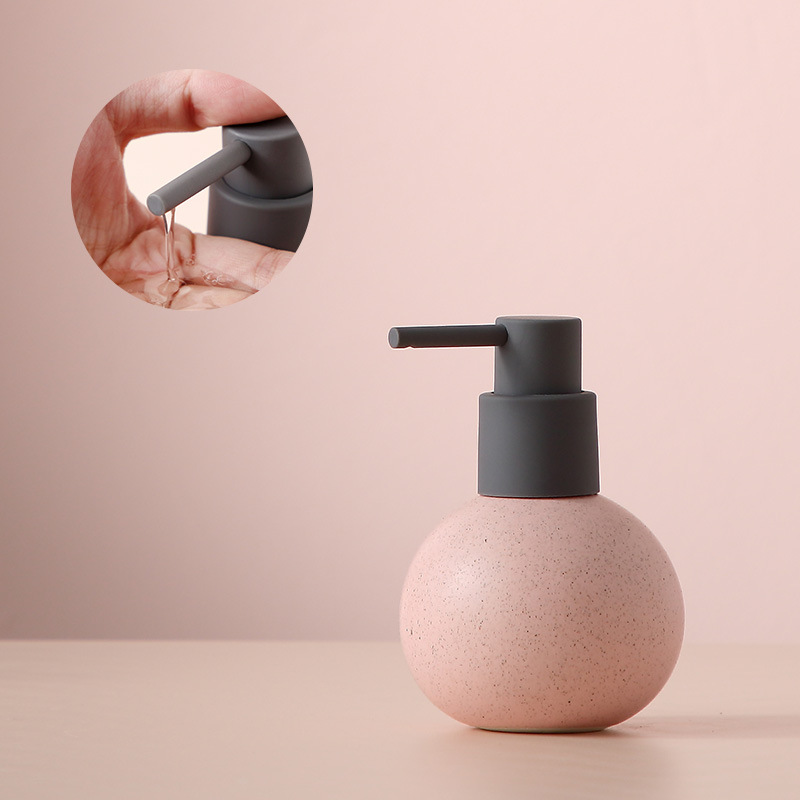 Tête de pompe rose lotion, orientée vers le bas.