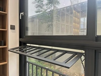 Ventana Abatible de Aluminio Moderna y de Lujo, con Barras de Seguridad Decorativas, Vidrio Low-E, Sistema de Rotura Térmica, Certificación Energy Star