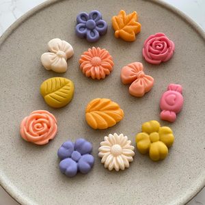 2 Moules en Silicone Alimentaire en Forme de Fleur pour Bonbons et Chocolats - Produit Ménager Écologique pour <span class=keywords><strong>la</strong></span> Préparation de Puddings, Savons, Biscuits et Desserts - Product Image 6