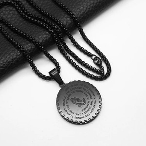 Collar con colgante de cruz de acero inoxidable con medalla de la Oración del <span class=keywords><strong>Padre</strong></span> <span class=keywords><strong>Nuestro</strong></span> y la Oración de la Serenidad, con diseño de manos en oración y moneda - Product Image 4