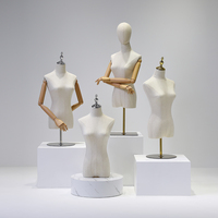 Mannequin de présentation femme demi-corps recouvert de lin avec bras en bois pour la vente au détail