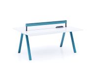 Poste de travail minimaliste en métal bleu avec prise de courant intégrée pour espace de bureau ouvert
