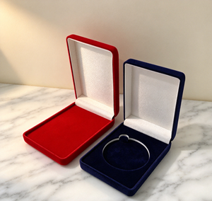 Boîte à collier rectangulaire haut de gamme XINYUAN, fermeture magnétique, coins arrondis, revêtement en velours fin, blanc doux - Product Image 2