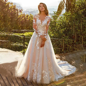 Vestido de Novia Blanco con Cuello en V, Manga Larga, Cintura Ajustada y Velo para la Noche de Bienvenida - Product Image 6