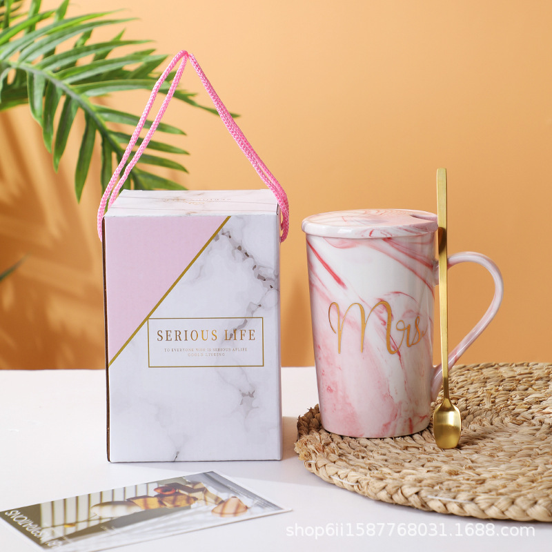 Taza Yago con letras rosas, incluye cuchara y tapa.