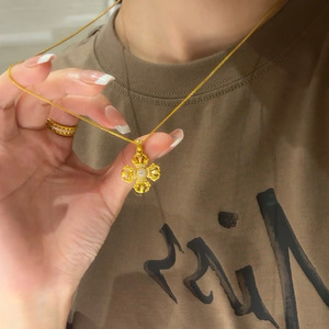 Nouveau collier pendentif imitation Vajra, unisexe, ajouré, incrusté de diamants, bijoux de luxe légers haut de gamme en laiton plaqué or. - Product Image 2