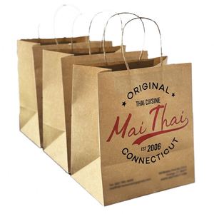 Sacs de vente au détail en papier kraft écologiques et durables avec impression offset personnalisable et poignées torsadées pour la vente à emporter et le shopping - Product Image 1